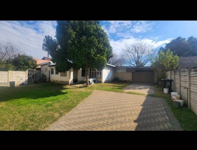 4 BEDROOM HOUSE FOR SALE IN KEMPTON PARK WEST